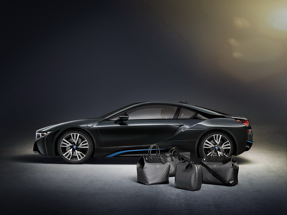 Louis Vuitton a creat o colecţie de genţi pentru BMW i8